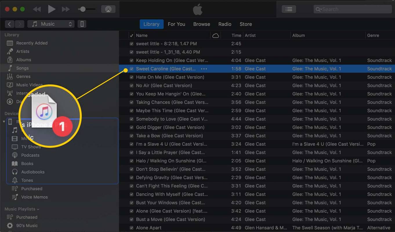 MacOS iTunes-এর বাম ফলকে iTunes গানের উইন্ডো থেকে iPhone আইকনে একটি ট্র্যাক টেনে আনা