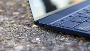 Asus ZenBook 3: Fejhallgató-csatlakozó a bal oldalon
