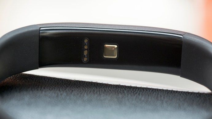 Pregled Jawbone Up3: polnjenje dosežemo s pritrditvijo priloženega magnetnega kabla USB na spodnjo stran Up3