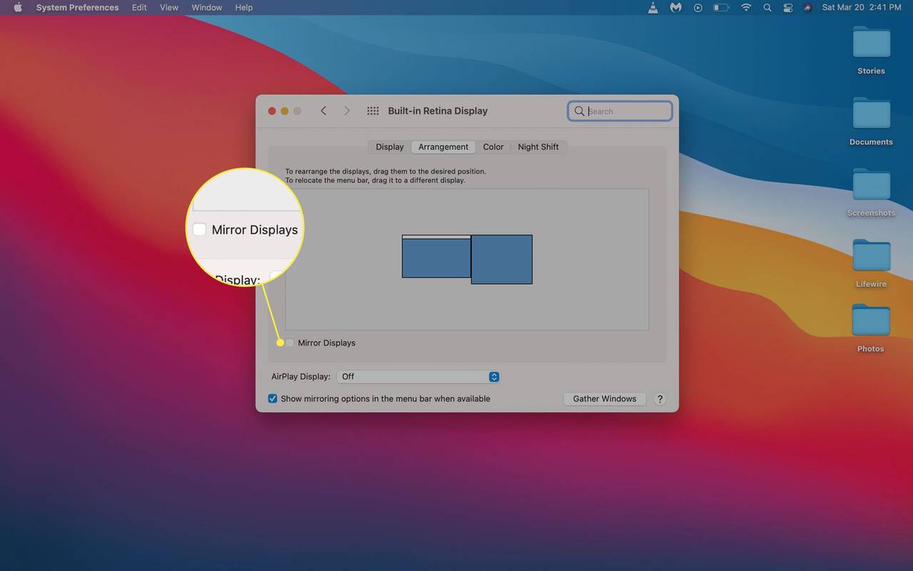 Zaškrtávací políčko Mirror Displays zvýrazněné v možnostech uspořádání zobrazení macOS.