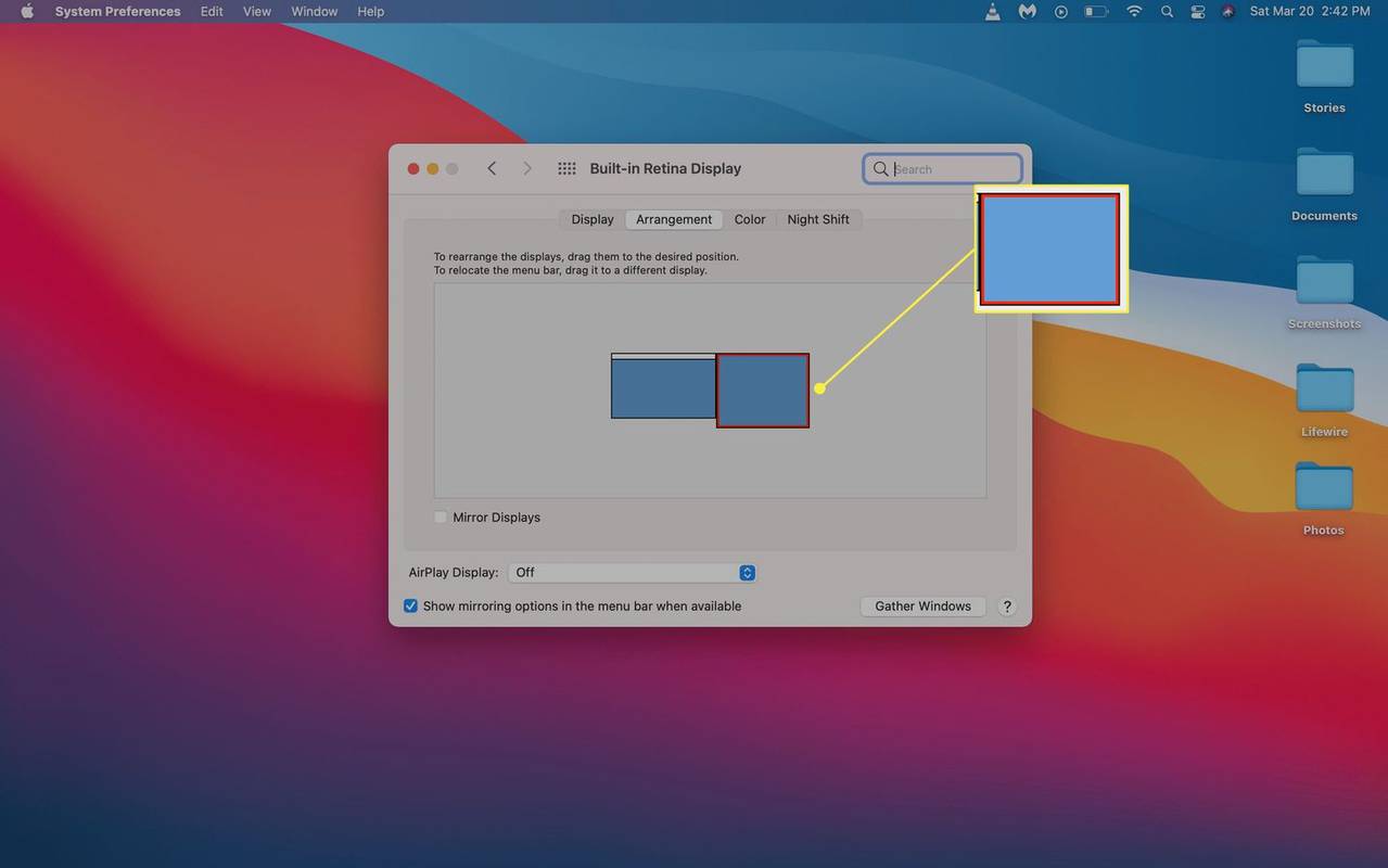 Feu clic a un monitor per arrossegar-lo a les opcions de disposició de la pantalla de macOS.