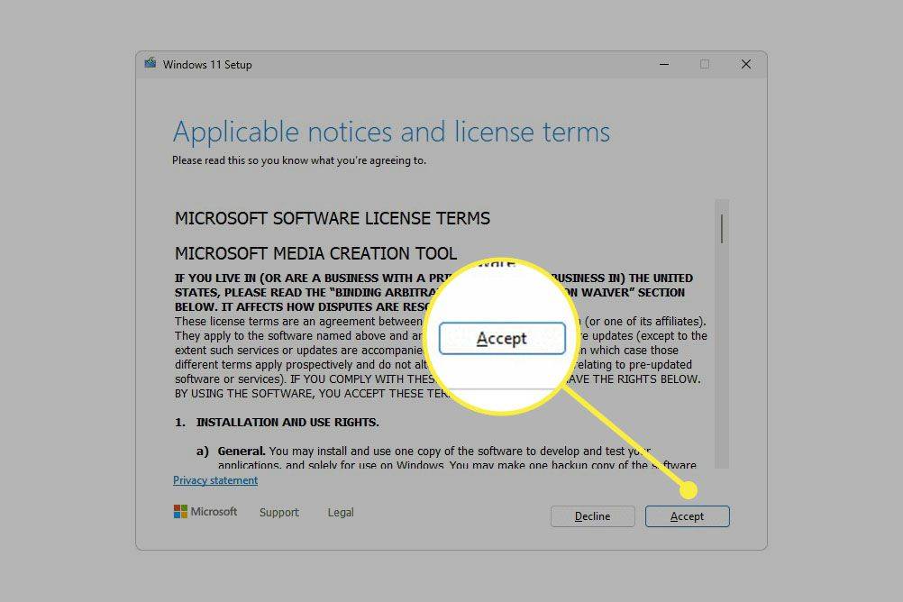 Uvjeti pružanja usluge Windows 11 s označenim gumbom Prihvati.