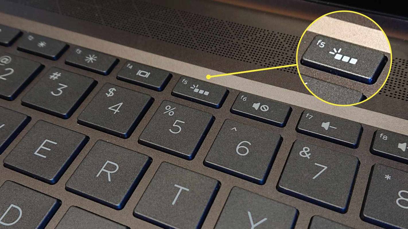 Клавишът за подсветка на клавиатурата е подчертан на HP Spectre x360 13.