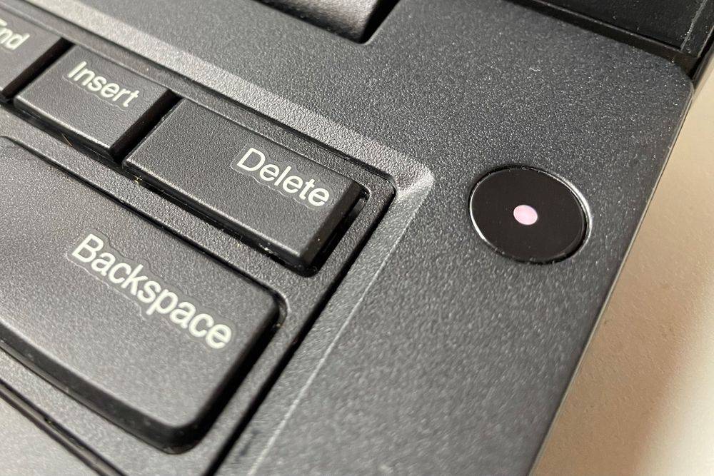 Lenovo 노트북의 전원 버튼.
