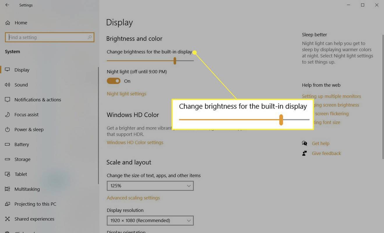 Windows 10 iestatījumos izcelts spilgtuma un krāsu slīdnis