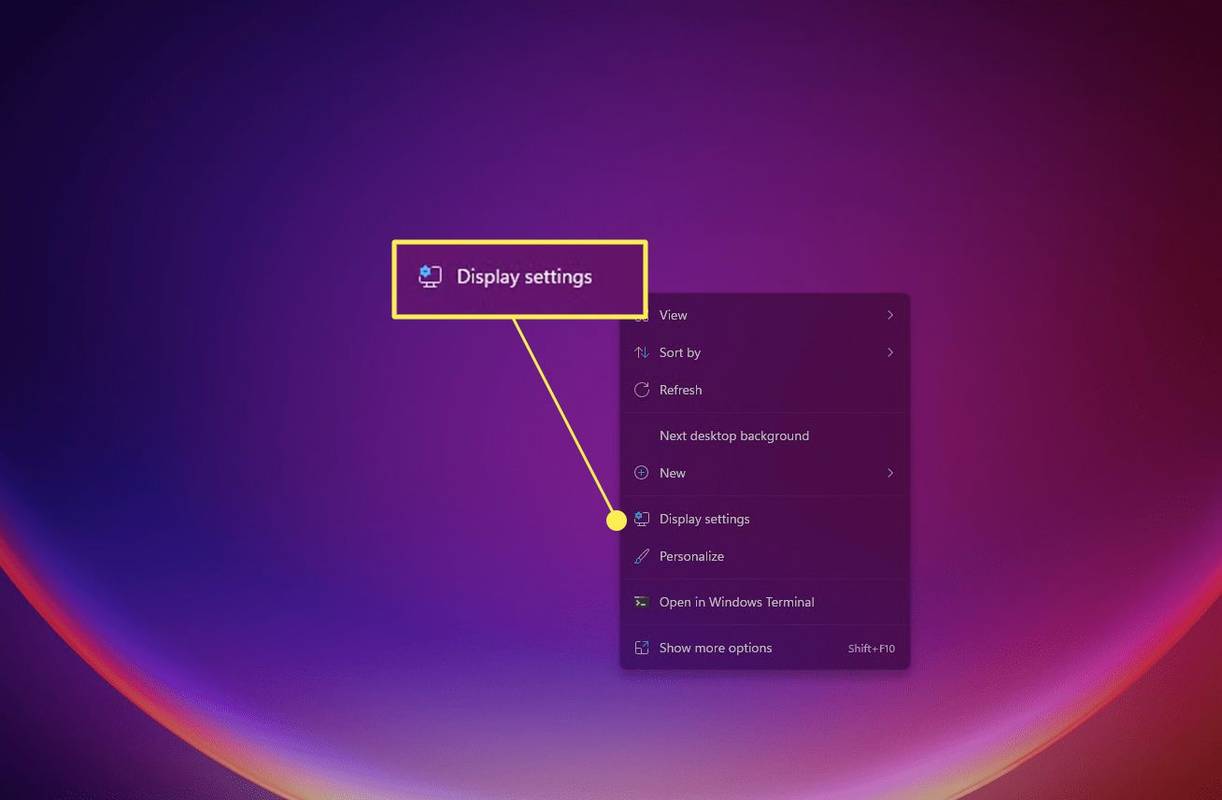 Kliknij prawym przyciskiem myszy ustawienia menu w systemie Windows 11 z podświetloną opcją Ustawienia wyświetlania