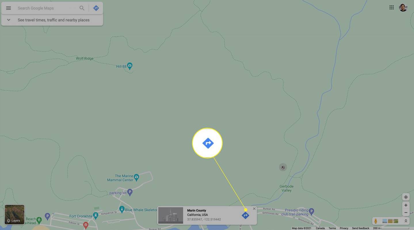 Щракване върху синята икона за навигация в Google Карти за настолен компютър.