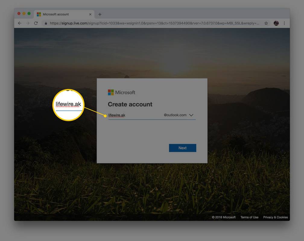 Obrazovka vytvorenia e-mailu Outlook.com v prehliadači Chrome s poľom na vytvorenie používateľského mena