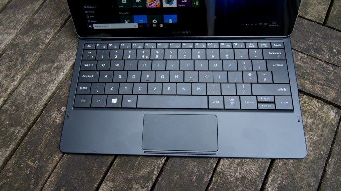 Med sitt fulle tastatur og pekeplate er Galaxy TabPro S en fullverdig bærbar PC