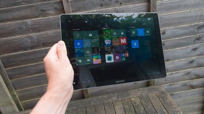 Când tastatura este scoasă, Galaxy TabPro S devine o tabletă adecvată