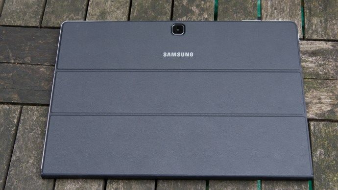 カバーを付けた状態で、Galaxy TabProSは通常のタブレットのように見えます