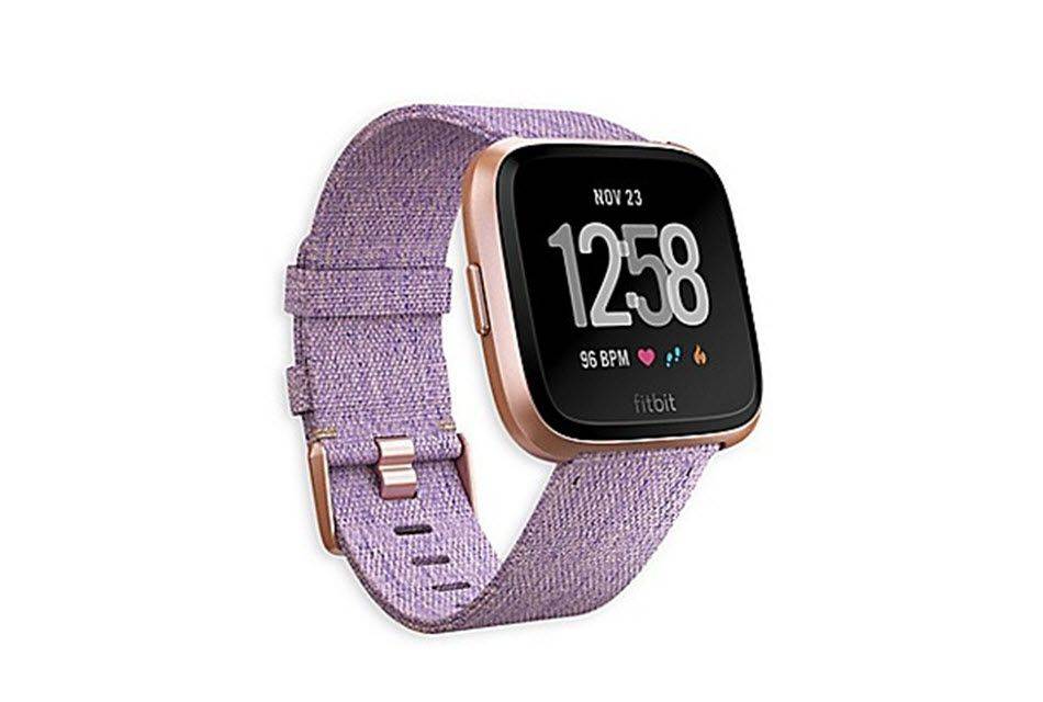 Snímka obrazovky špeciálnej edície Fitbit Versa v levanduľovej farbe.