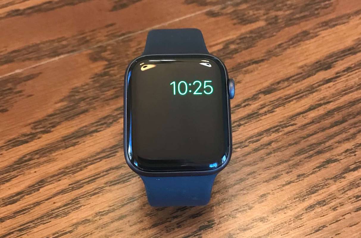 Isang Apple Watch na nagpapakita lang ng oras sa power reserve mode