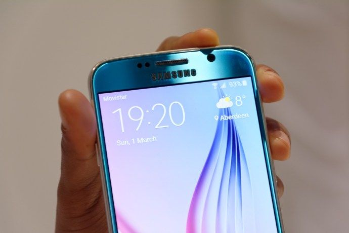 Đánh giá Samsung Galaxy S6 - mặt trước màu xanh