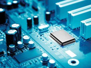 Un BIOS tradizionale è memorizzato in un chip sulla scheda madre, mentre UEFI risiede nella propria partizione del disco rigido