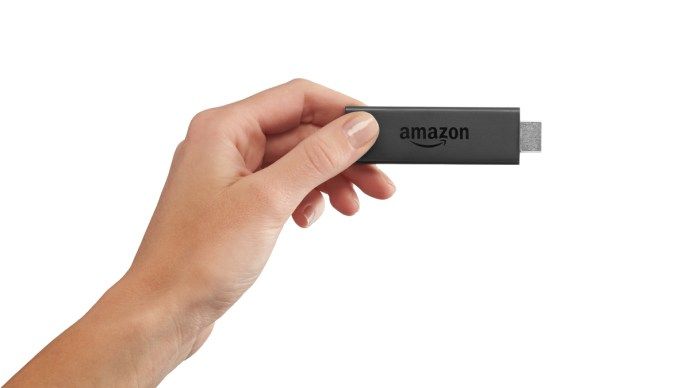 Recenzja Amazon Fire TV Stick - Holding Fire TV Stick