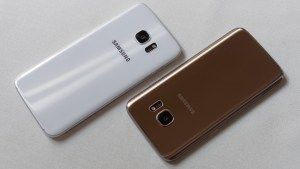 Samsung Galaxy S7 (lijevo) vs Samsung Galaxy S7 Edge