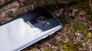 Samsung Galaxy S7 ülevaade: tagumine nurga all