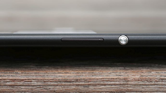 يتميز جهاز Sony Xperia Z4 Tablet بجميع لمسات Xperia المميزة ، مثل زر الطاقة الدائري الفضي