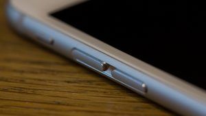 Apple iPhone 6s -katsaus: Äänenvoimakkuuspainikkeet