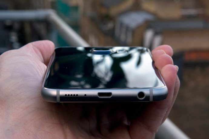 Samsung Galaxy S6 - nederste kant