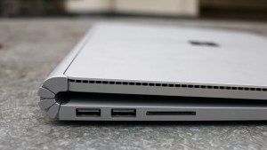 Examen du Microsoft Surface Book : côté gauche, montrant la charnière et les ports