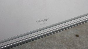 Recenzia Microsoft Surface Book: Logo Microsoft na spodnej strane