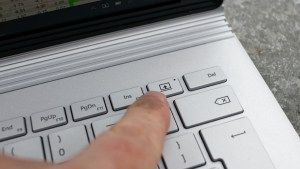 Revisión de Microsoft Surface Book: botón de expulsión