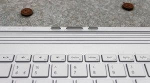 Examen du Microsoft Surface Book : cosses de connexion de la base du clavier