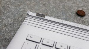 Examen du Microsoft Surface Book : cosse de connexion de la base du clavier gauche
