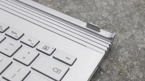 Testbericht zum Microsoft Surface Book: Anschlusslasche an der rechten Tastaturbasis
