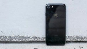 iPhone 7, acabamento em Jet Black, na parte traseira