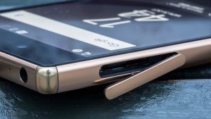 Análise do Sony Xperia Z5 Premium: aba do cartão SIM e microSD