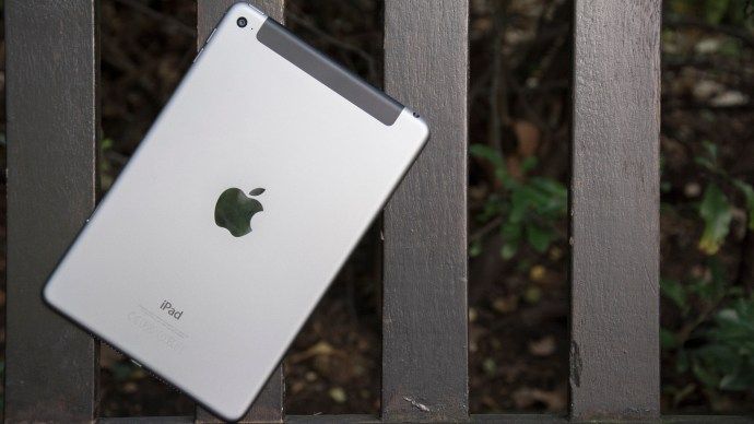 Recenzia Apple iPad mini 4: Zadná strana, pod uhlom