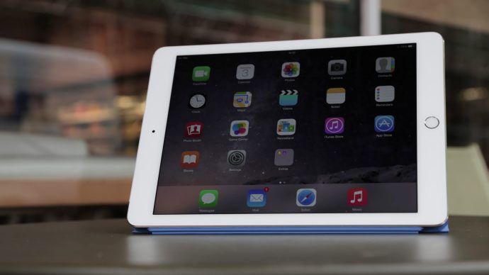 Преглед на iPad Air 2: На масичка за кафе