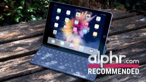 Apple iPad Pro 9.7 với bàn phím và giải thưởng