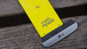 Telefoni korgi külge on kinnitatud LG G5 aku