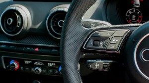 Обзор Audi Q2 - многофункциональное спортивное рулевое колесо
