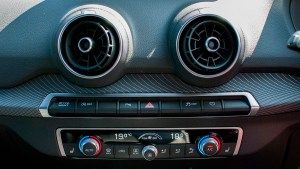 Audi Q2 검토-대시 보드 콘솔