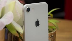 „apple_iphone_8_review _-_“ logotipas