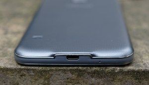 Revisión del Samsung Galaxy S5 Neo: borde inferior