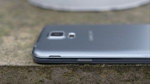 Samsung Galaxy S5 Neo recension: Höger kant