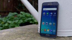 Samsung Galaxy S5 Neo anmeldelse: Foran, vinklet til venstre