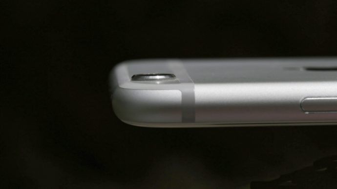 Recenzie Apple iPhone 6: Close-up de pe geamul camerei