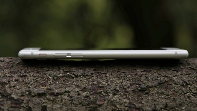 Apple iPhone 6 im Test: Nahaufnahme des SIM-Kartenfachs