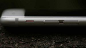 Pregled Apple iPhone 6: krupni plan gumba za glasnoću