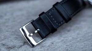 Test de la Huawei Watch: la montre utilise un bracelet standard de 18 mm