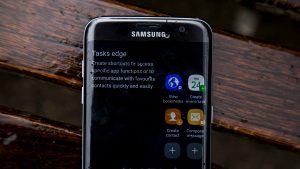 Samsung Galaxy S7 Edge - ръб отблизо на екрана