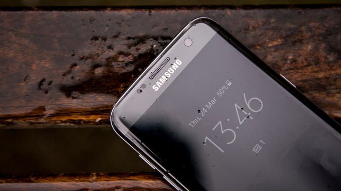 Samsung Galaxy S7 Edge sempre na tela de outro ângulo