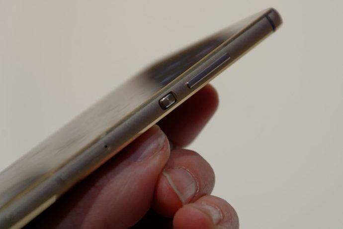 Revisión de Huawei Ascend P8 - vista de borde con botón de encendido